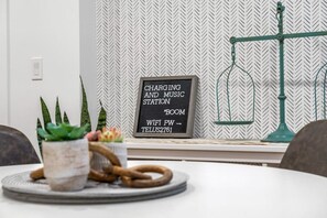 Dining - The Duchess | 5 Min from Chinook | Upscale | Pets (Calgary)