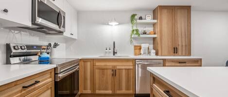 Geladeira, micro-ondas, fogão, cooktop