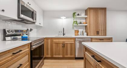 The Duchess | 5 Min from Chinook | Upscale | Pets