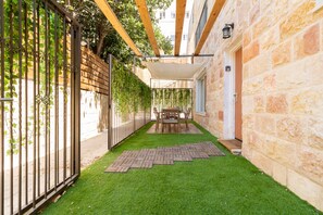Outdoor dining - Heart of Geula T3 Apartment (Jerusalem)