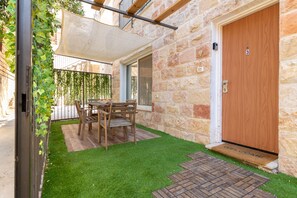 Outdoor dining - Heart of Geula T3 Apartment (Jerusalem)