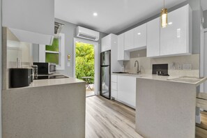 Kylskåp, mikrovågsugn, spishäll och kaffe- och tebryggare