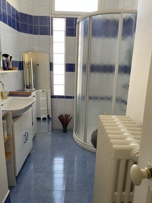 Douche, sèche-cheveux, savon, shampoing