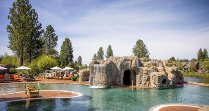 Luxury Lodge with Hot Tub, A/C & BBQ