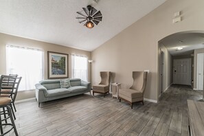 Smart TV - 3/2 with a pool near Disney! (Davenport)