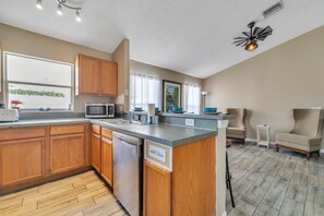 Frigorifero, microonde, forno, piano cottura