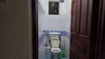 Chuveiro, toalhas de banho, sabonete