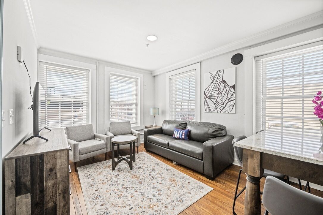 Stylish & Modern Private Retreat by Main Street!