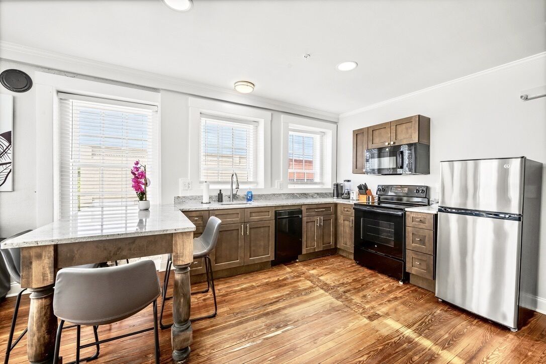 Stylish & Modern Private Retreat by Main Street!