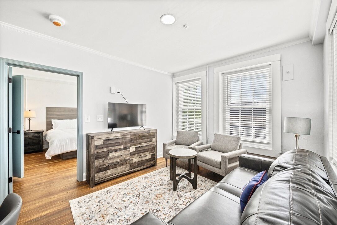 Stylish & Modern Private Retreat by Main Street!