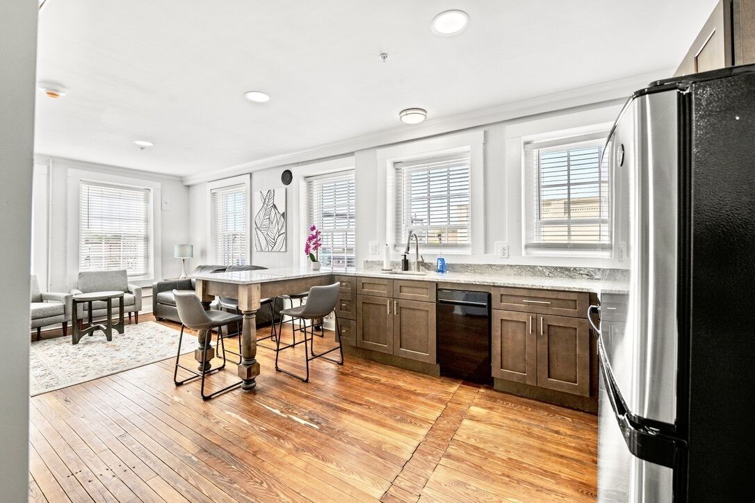 Stylish & Modern Private Retreat by Main Street!