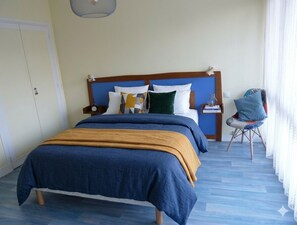 1 chambre, fer et planche à repasser