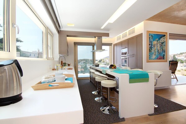 ميكروويف، فرن، غسالة أطباق، ماكينة لصنع القهوة/الشاي