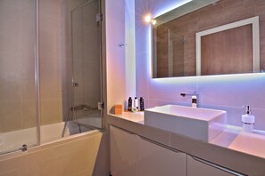 Combined shower/bathtub, towels - Villa Nelmar, Luxury Villas in Anavyssos (Athens)