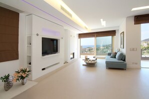 Smart TV, fireplace, offices