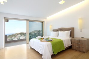 8 bedrooms, desk, iron/ironing board, free WiFi