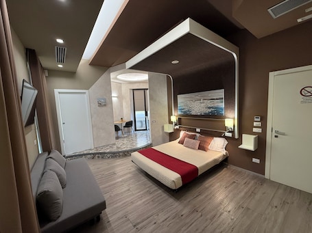 Deluxe Room | 1 bedroom, desk, soundproofing, free WiFi. Th luxury Rooms