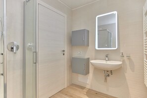 Een douche, een haardroger, een bidet, handdoeken
