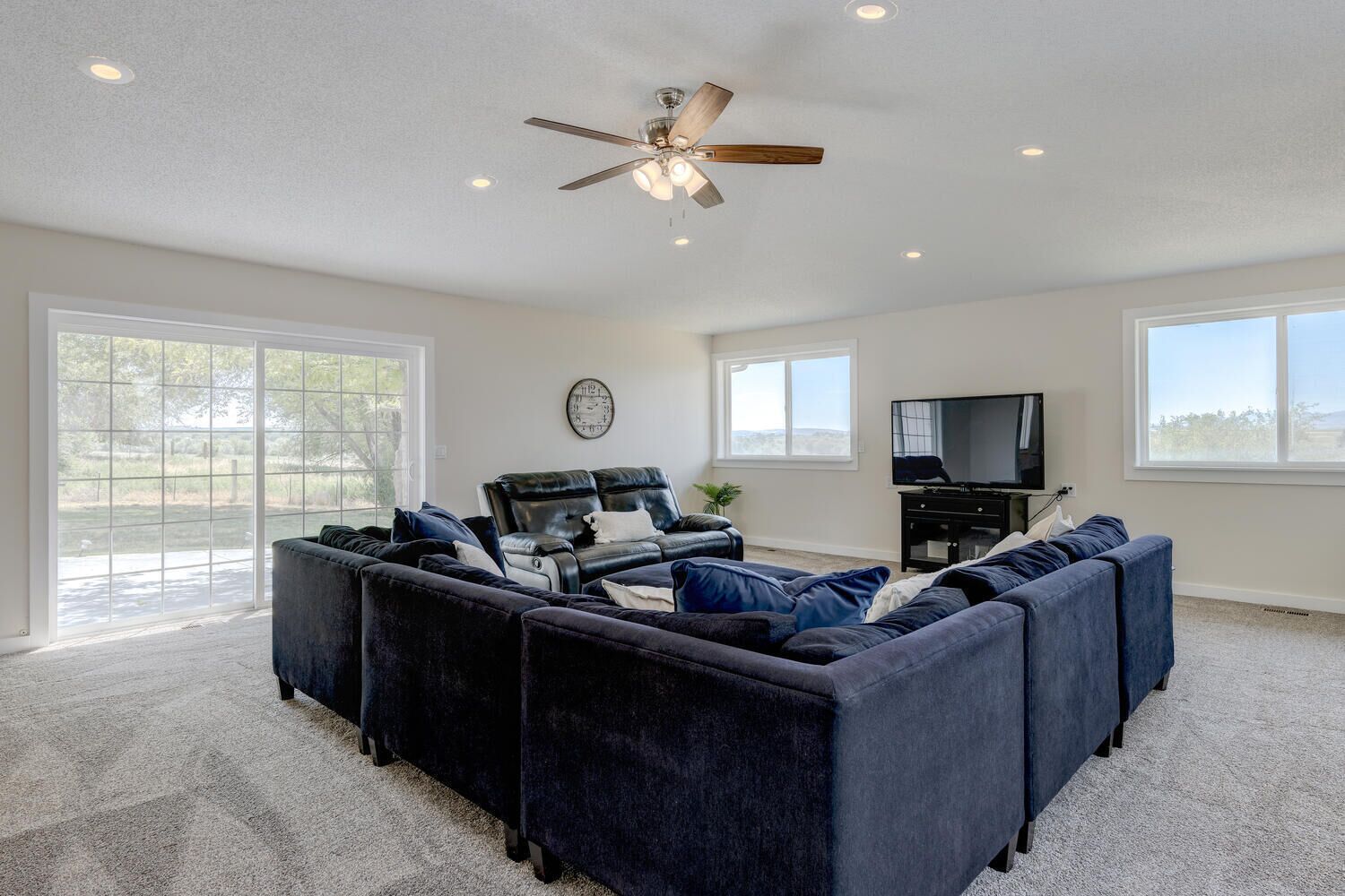 Beautiful Large Home on 2.4 Acres next to the Snake River