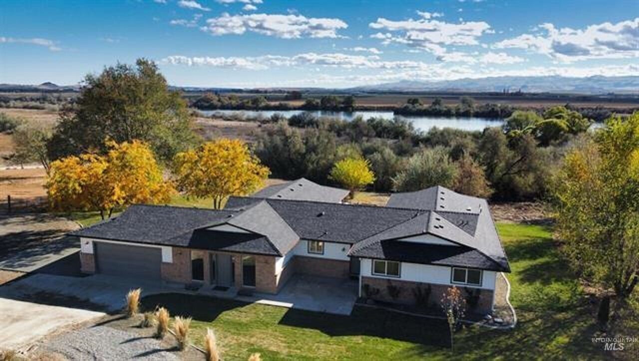 Beautiful Large Home on 2.4 Acres next to the Snake River