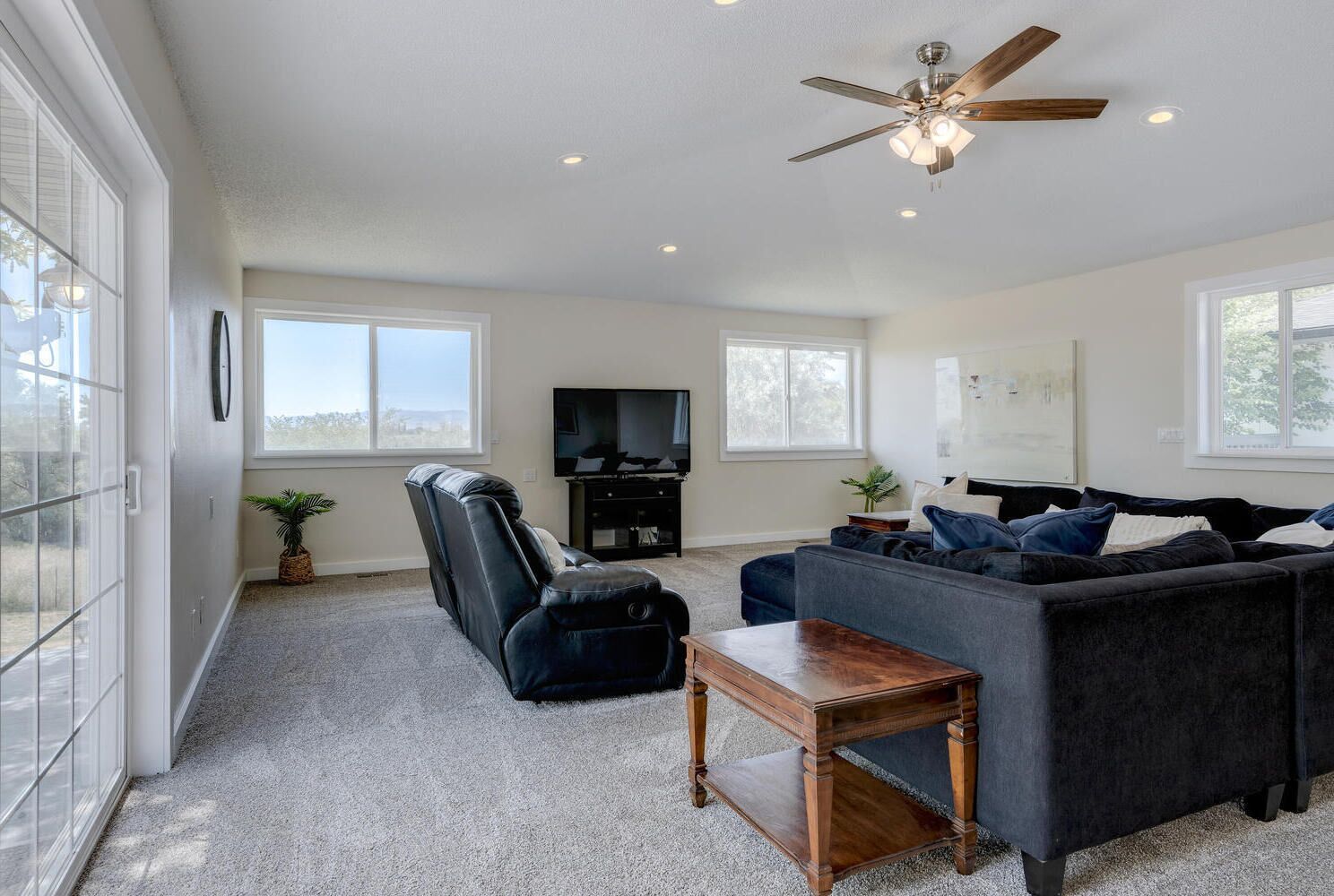 Beautiful Large Home on 2.4 Acres next to the Snake River