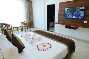 Luxury Room | Living area | 32-inch LED TV with cable channels, TV