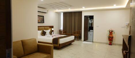 Royal Room | Living area | 32-inch LED TV with cable channels, TV