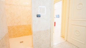Shower, hair dryer, bidet, towels - 206 Relais du Lac Village (Desenzano del Garda)