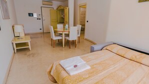 Une chambre d’hôtel comprenant un lit, un bureau, une chaise et une table à manger.