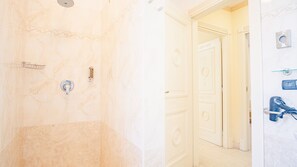 Een douche, een haardroger, een bidet, handdoeken