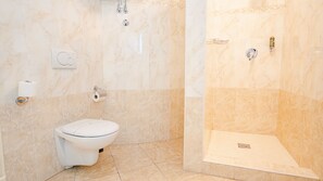 Dusche, Haartrockner, Bidet, Handtücher