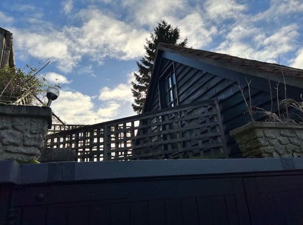 Mökki, kylpyhuone makuuhuoneen yhteydessä (2 Storey Annex) | Näkymä parvekkeelta