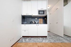 Geladeira, micro-ondas, cooktop, lava-louças