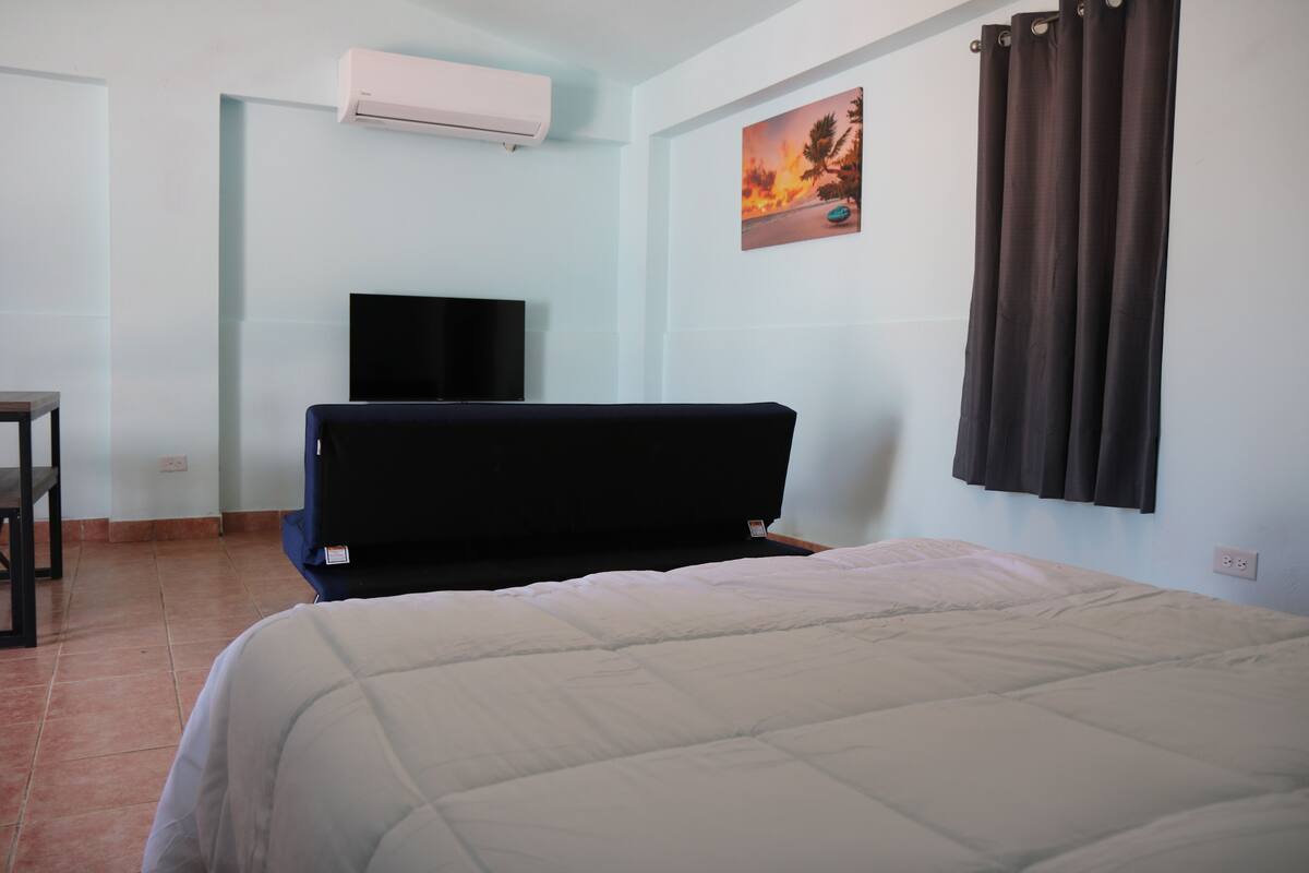 3 bedrooms, Egyptian cotton sheets, premium bedding, free WiFi