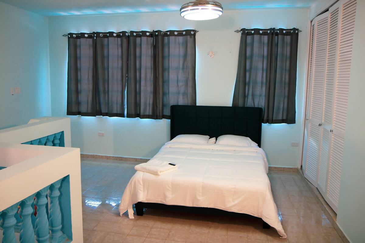 3 bedrooms, Egyptian cotton sheets, premium bedding, free WiFi