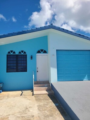 3 bedrooms, Egyptian cotton sheets, premium bedding, free WiFi