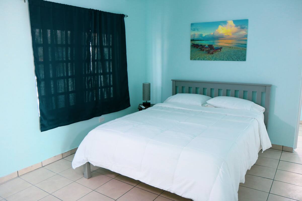 3 bedrooms, Egyptian cotton sheets, premium bedding, free WiFi