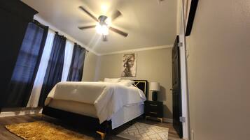 3 slaapkamers, een strijkplank/strijkijzer, reisbedje, gratis wifi