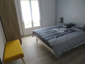 3 chambres, bureau, fer et planche à repasser, lit parapluie