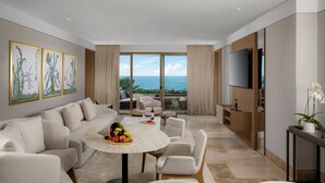 Una sala de estar moderna con sofá, mesa de centro y televisor.