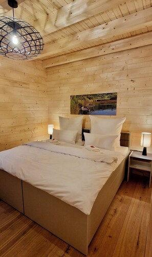 2 bedrooms, in-room safe, desk, WiFi