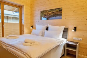 2 bedrooms, in-room safe, desk, WiFi