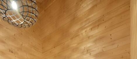 2 chambres, coffres-forts dans les chambres, bureau