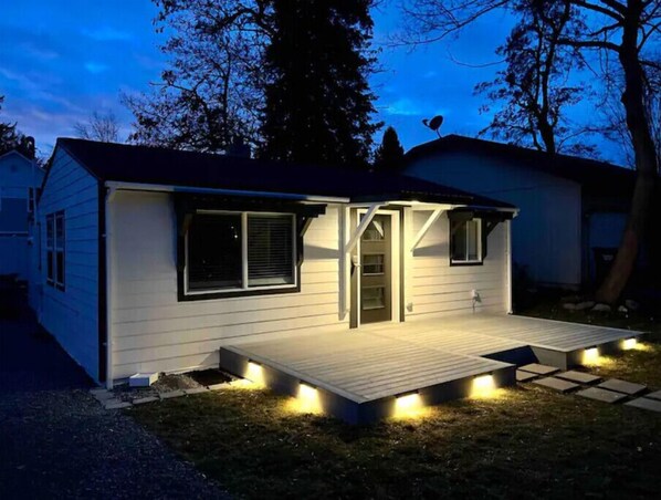 Guests can enjoy a porch with steps leading up to the entrance.