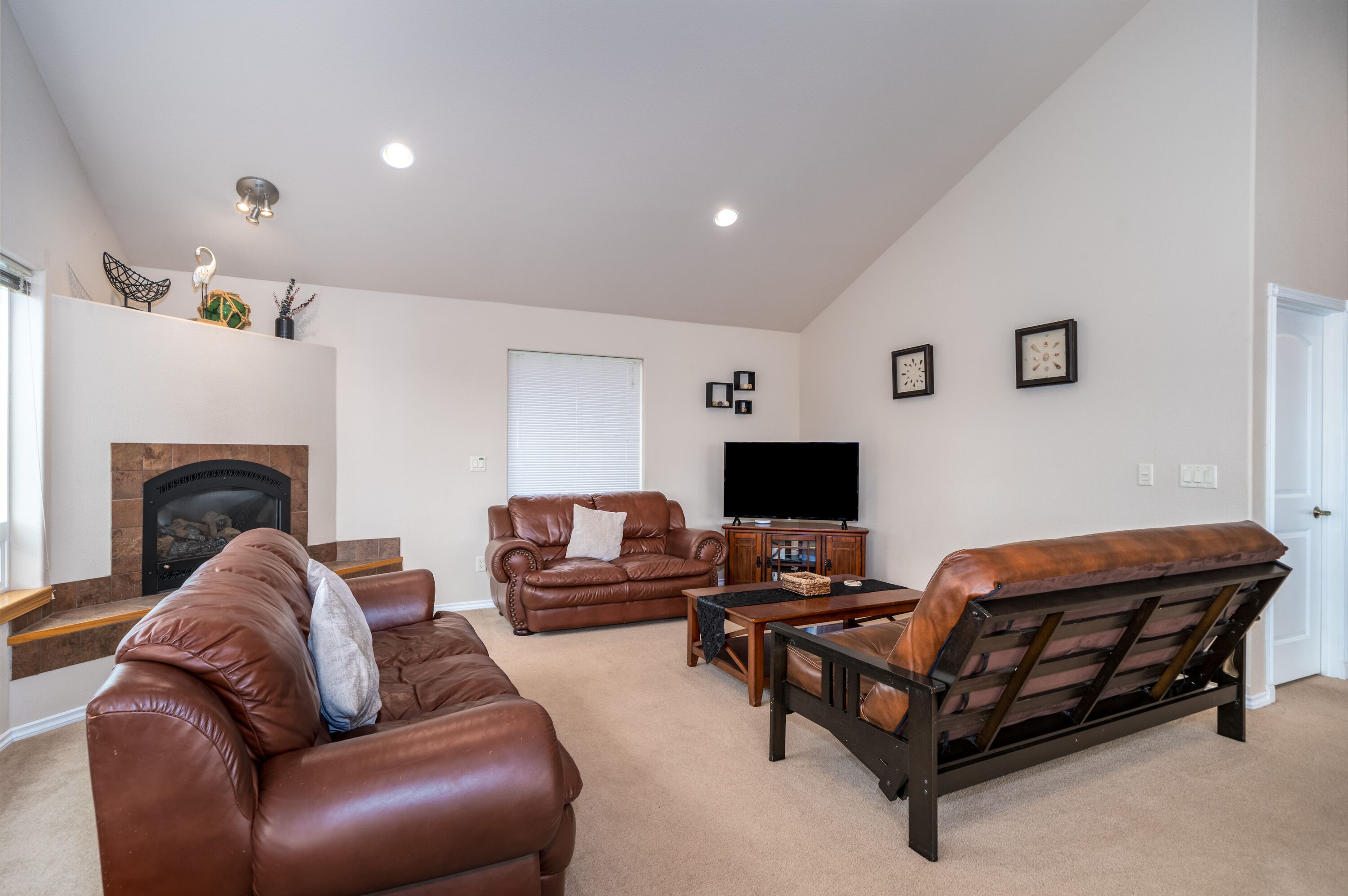 Luxury 3 Bedroom Home just south of the Yaquina Bay Bridge.