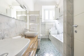 Badewanne, Haartrockner, Bidet, Handtücher