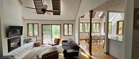 Smart TV, fireplace