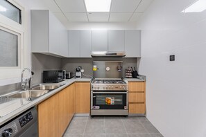 ثلاجة، ميكروويف، فرن، غسالة أطباق