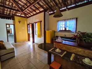 Standard Apartment | Living area | 28-inch Smart TV with digital channels, TV, Netflix - Flat Barra Pousada (Maraú)