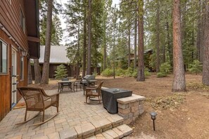 Outdoor dining - Tahoe Tyme Cabin Walking Distance to town (Tahoe City)